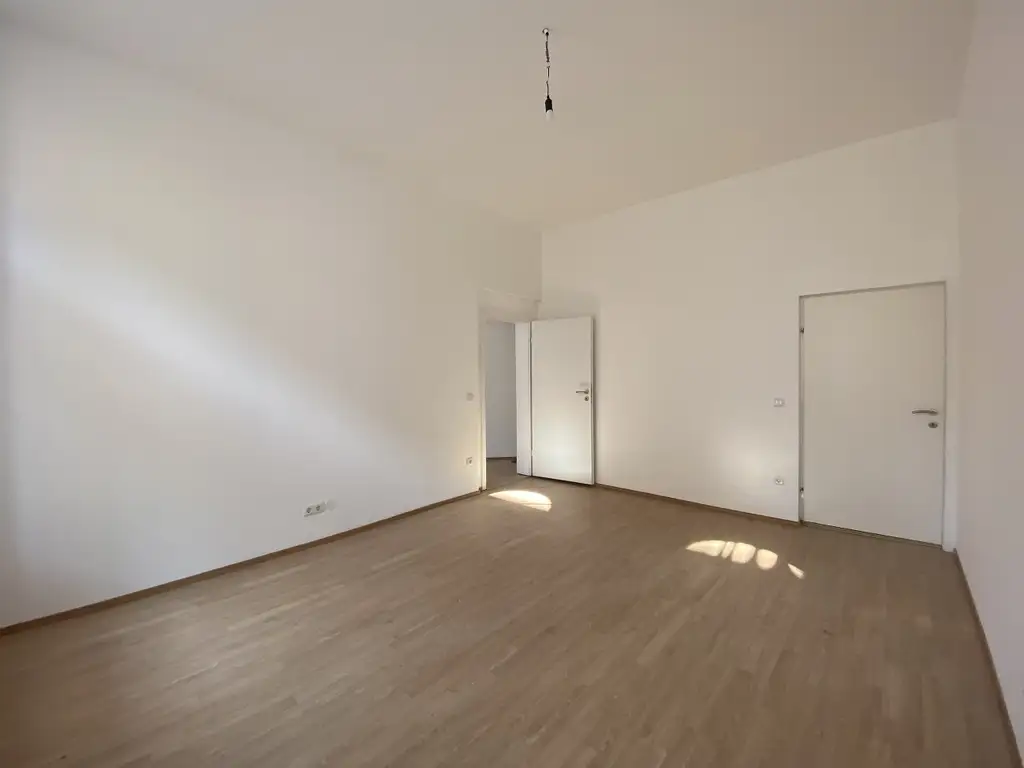 Wiener Altbau-Charme neu definiert – Erstbezug mit französischem Flair – Balkon & hohe Decken